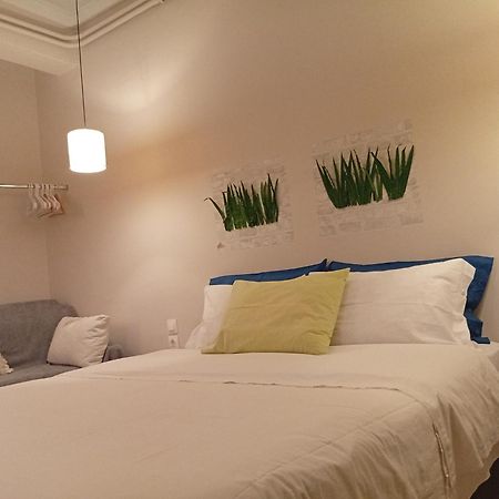 Filopappou Decent Apartment Atenas Exterior foto